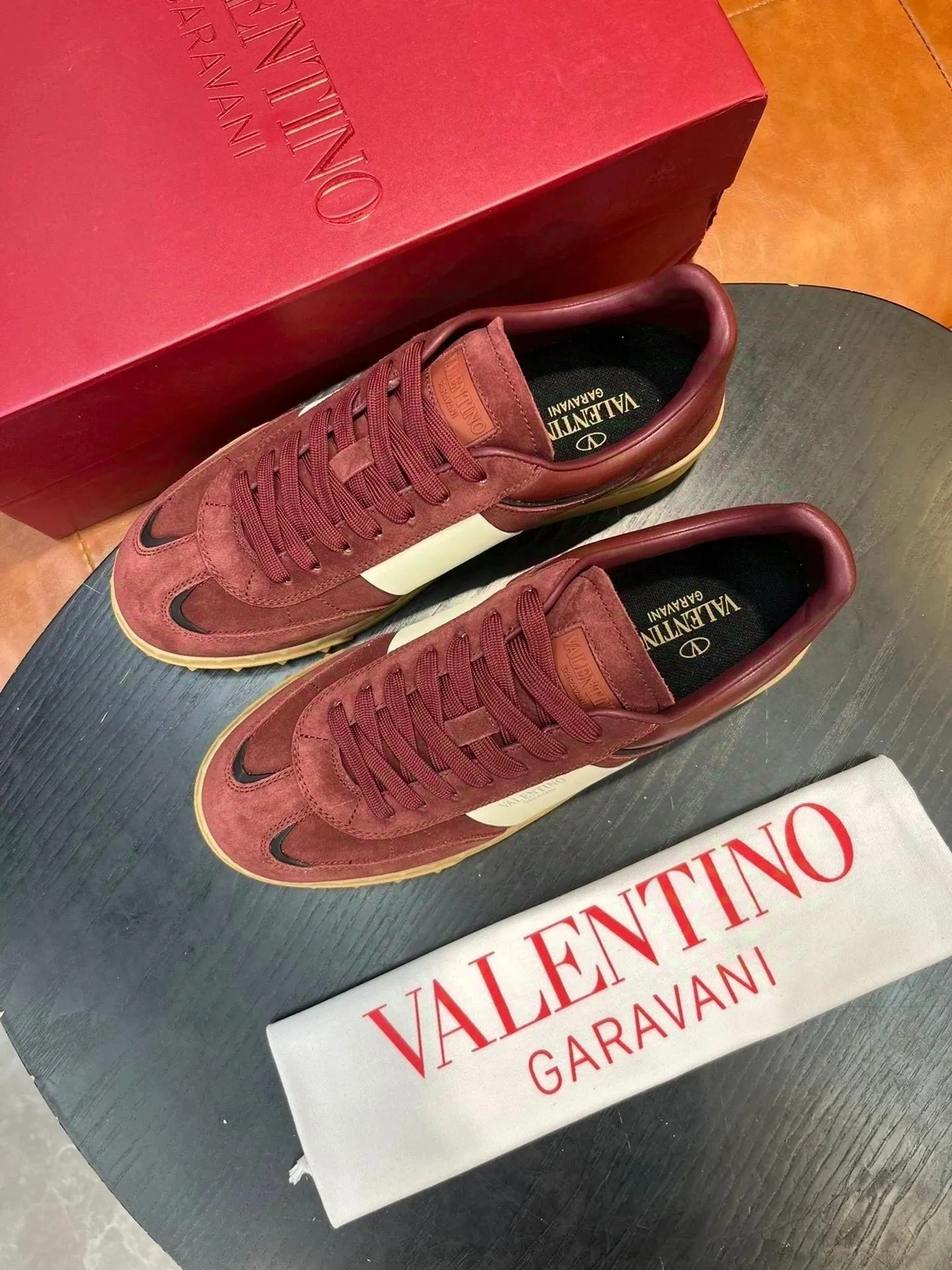 Factory price: 438💰VALENTINO GARAVANI U men's shoes💰VILLAGE couple's style👫low-top sneakers, screen printed VALENTINO GARAVANI LOGO embossed rivets decorated on the rubber soles on the tongue. Stylish and good-looking🤩. Comfortable and stylish on the feet, full of fashion🫢. size: 38-44 (men’s size 38.45 is non-refundable)